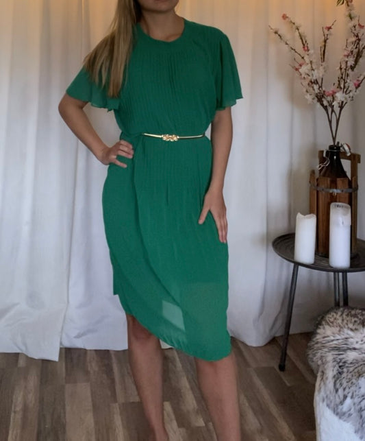 Pleated dress with ruffled sleeves and gold belt Green